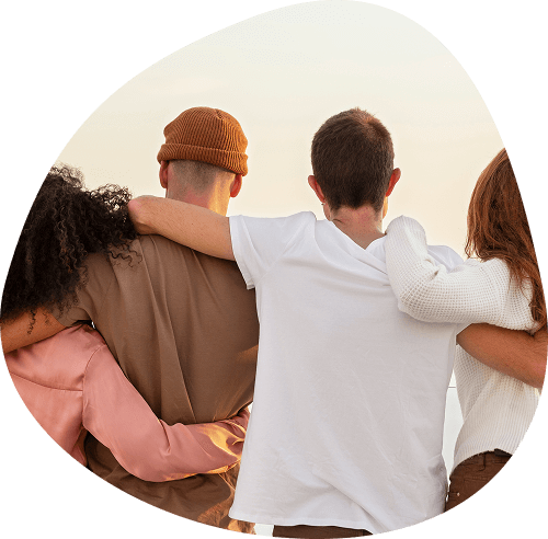 Photo d'un groupe d'amis se tenant par les épaules, vue de dos