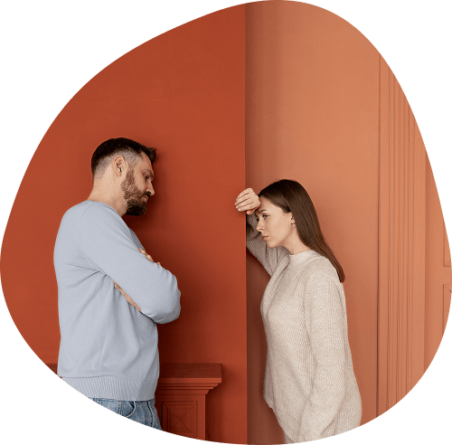 Photo d'un couple en conflit, discutant de face à face