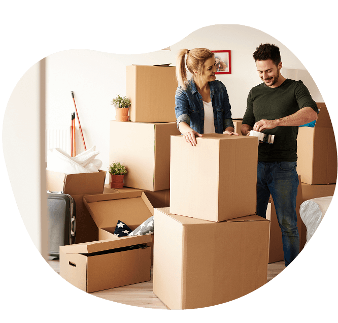 Photo d'un couple en train de déménager