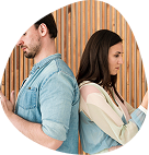 Photo d'un couple dos à dos