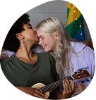 Photo d'un couple, l'une des femmes fait un bisou sur le front de sa compagne