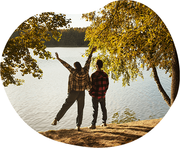 Photo d'un couple devant un lac Photo d'un couple vue de dos devant un lac